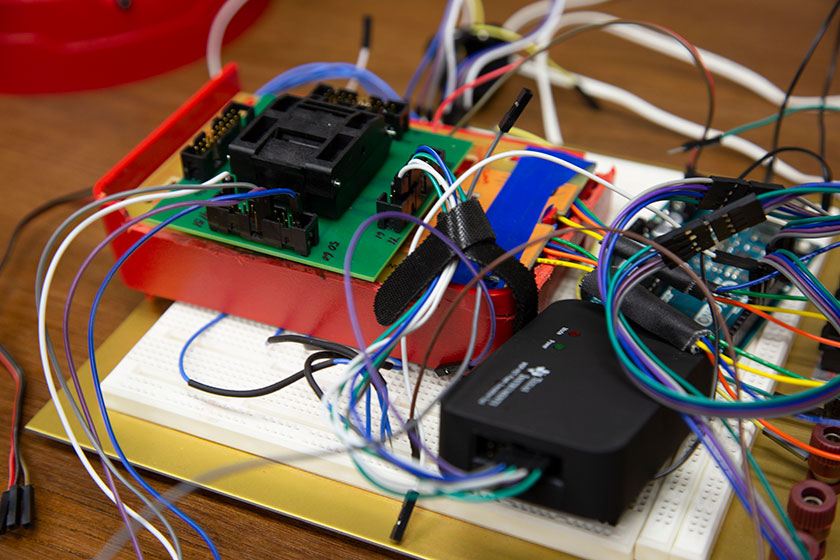 Internal wiring of fire alarm device.