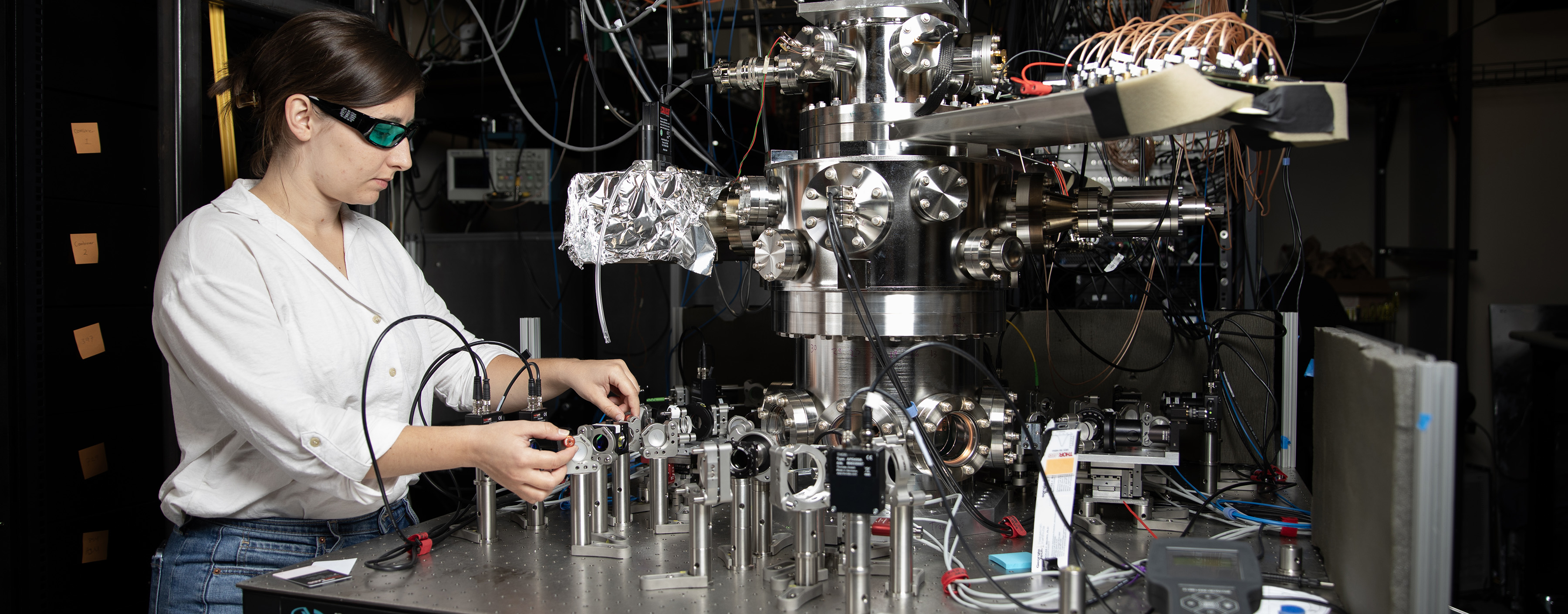 Cryogenic vacuum chamber