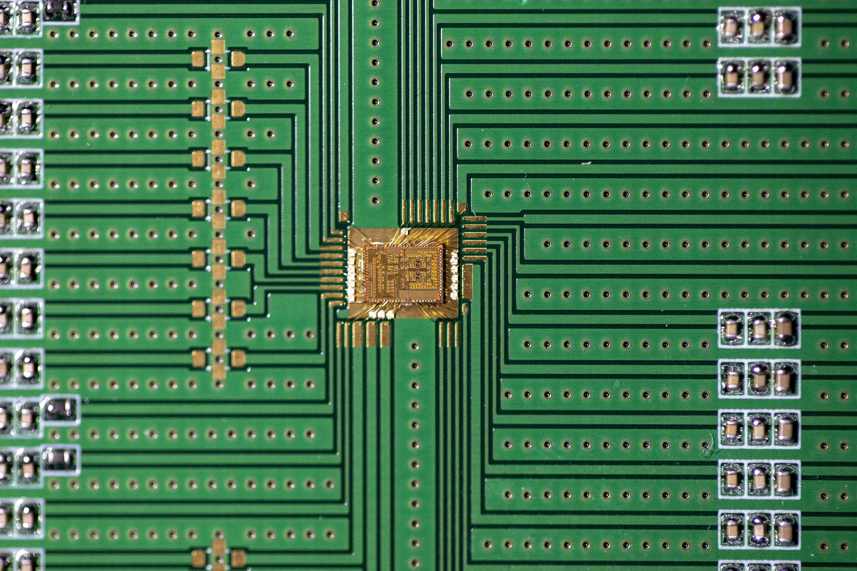 Chip-on-board single channel T/R module