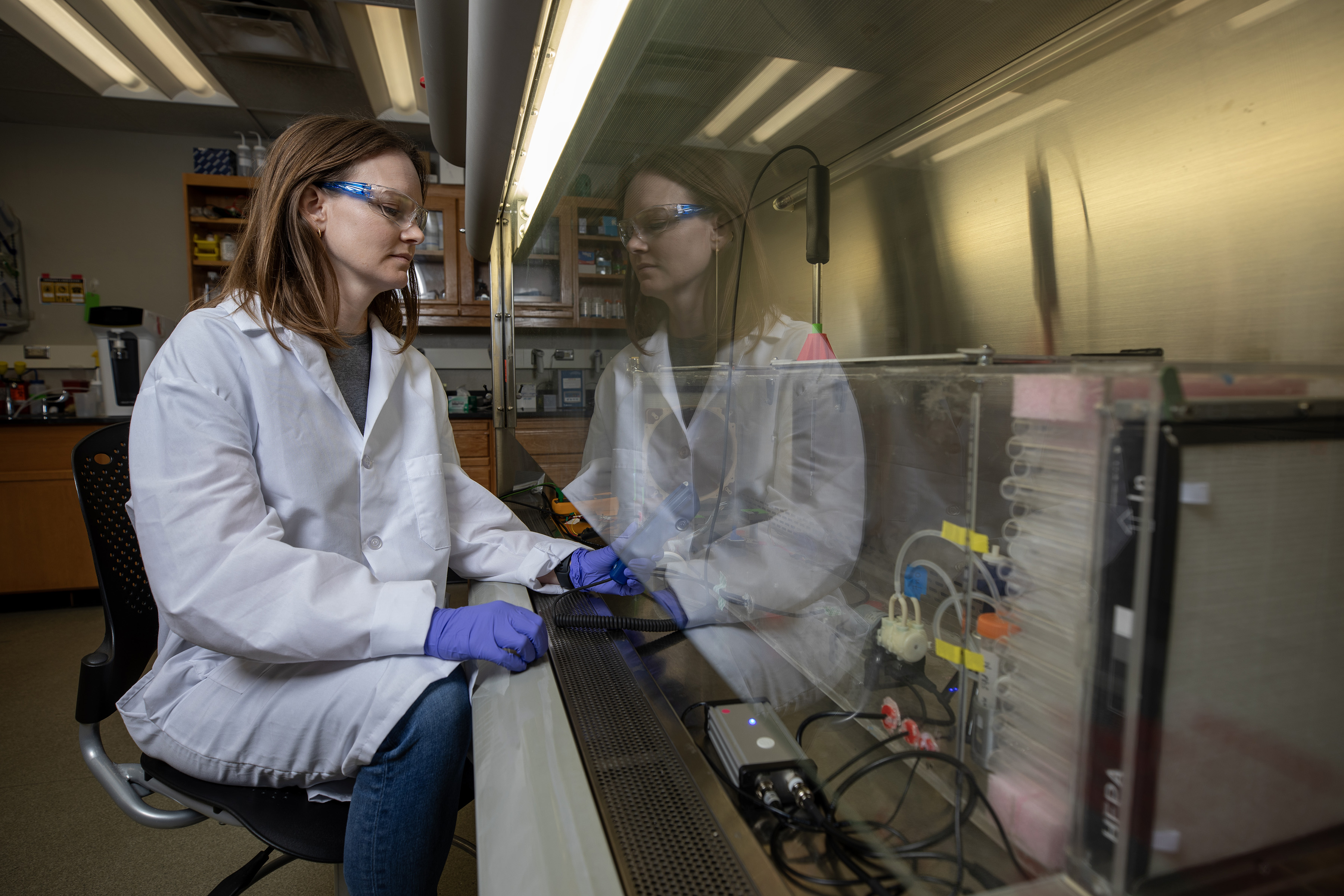 Measuring particle flow in test chamber