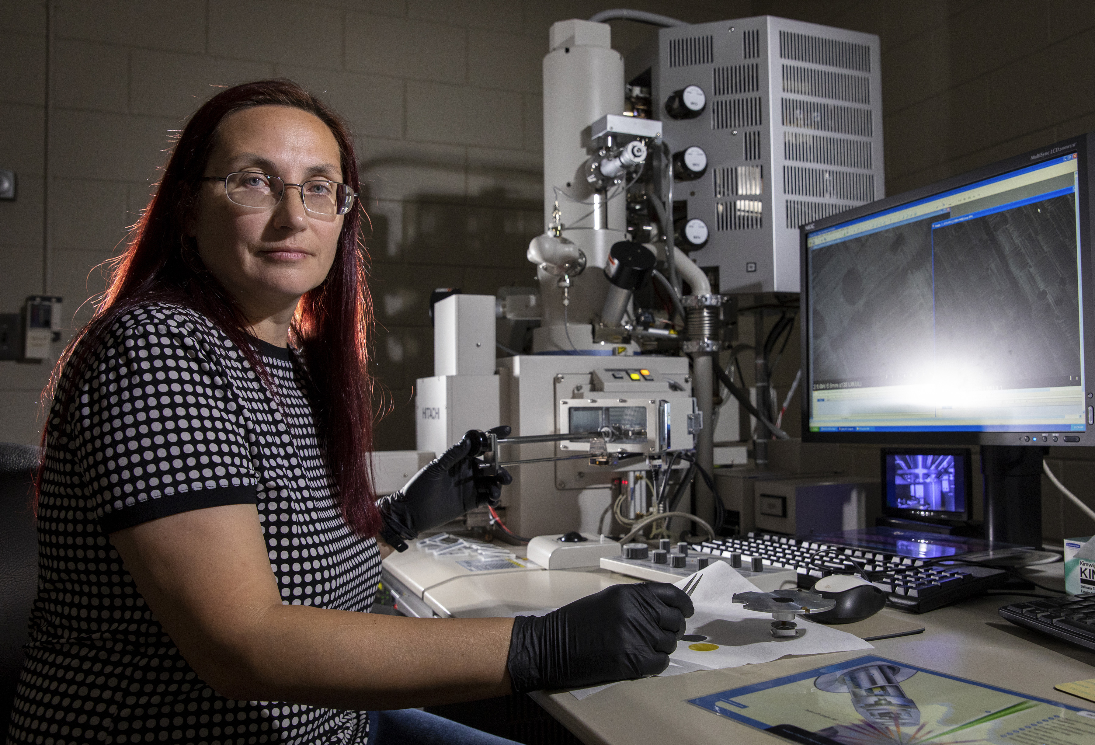 Researcher Elena Plis takes SEM measurements of materials