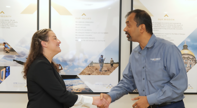 Stephanie Geigel shakes hands with GTRI Chief Information Officer Raj Vuchatu (photo credit: Christopher J. Moore, GTRI).
